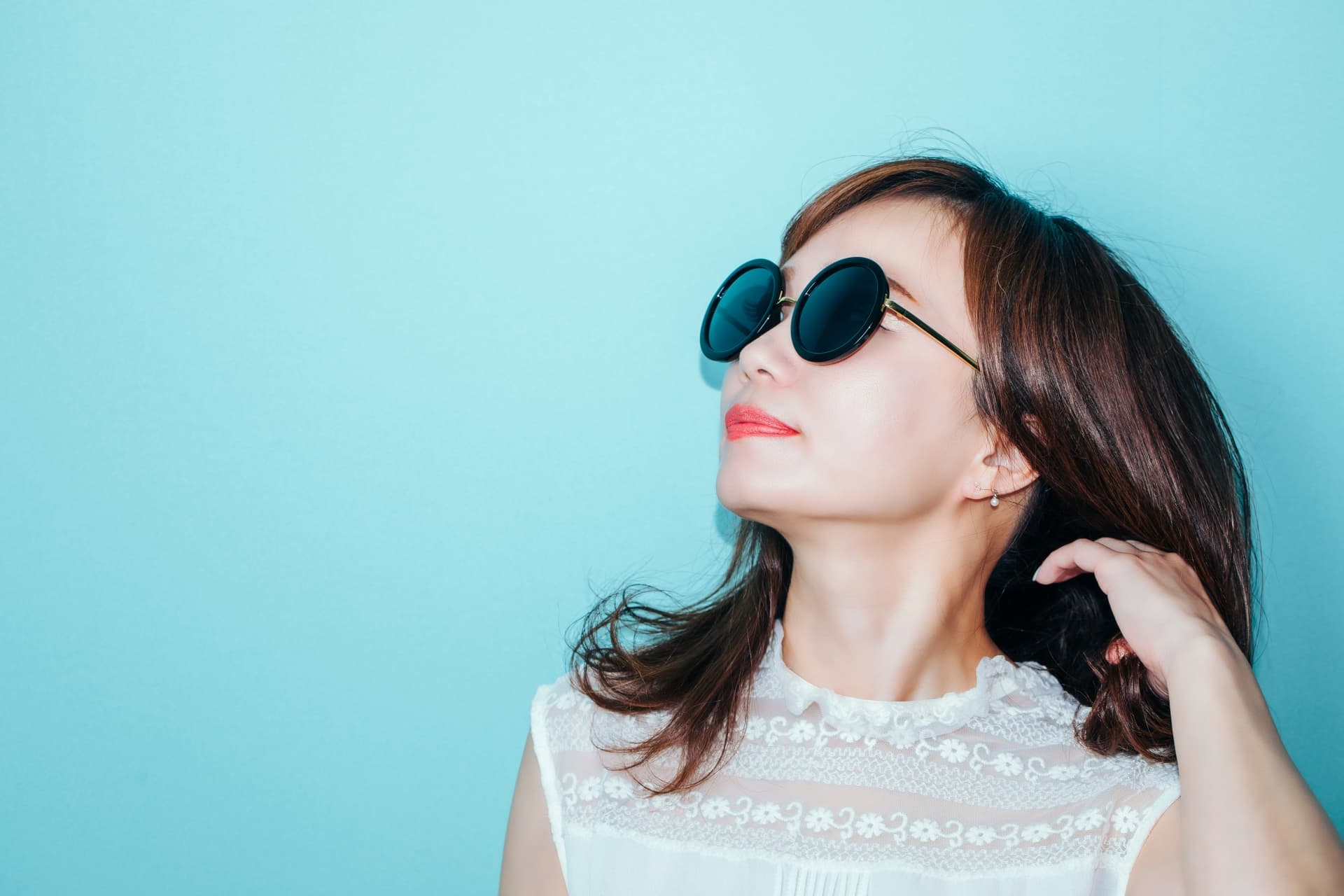 ワールドオンラインストアでファッション通販の服を比較して選んでいるイメージ。レディースとメンズの新作や定番を一覧で確認できる様子