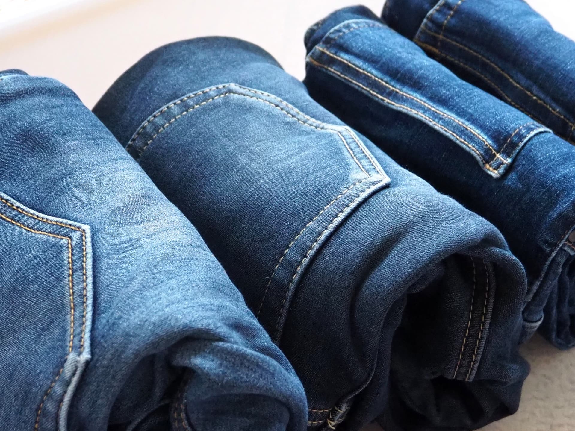 セカンドストリートの店内で衣料品やブランド品を選ぶ様子。総合リユースショップとして店舗とオンラインで安く探せることを示すイメージ