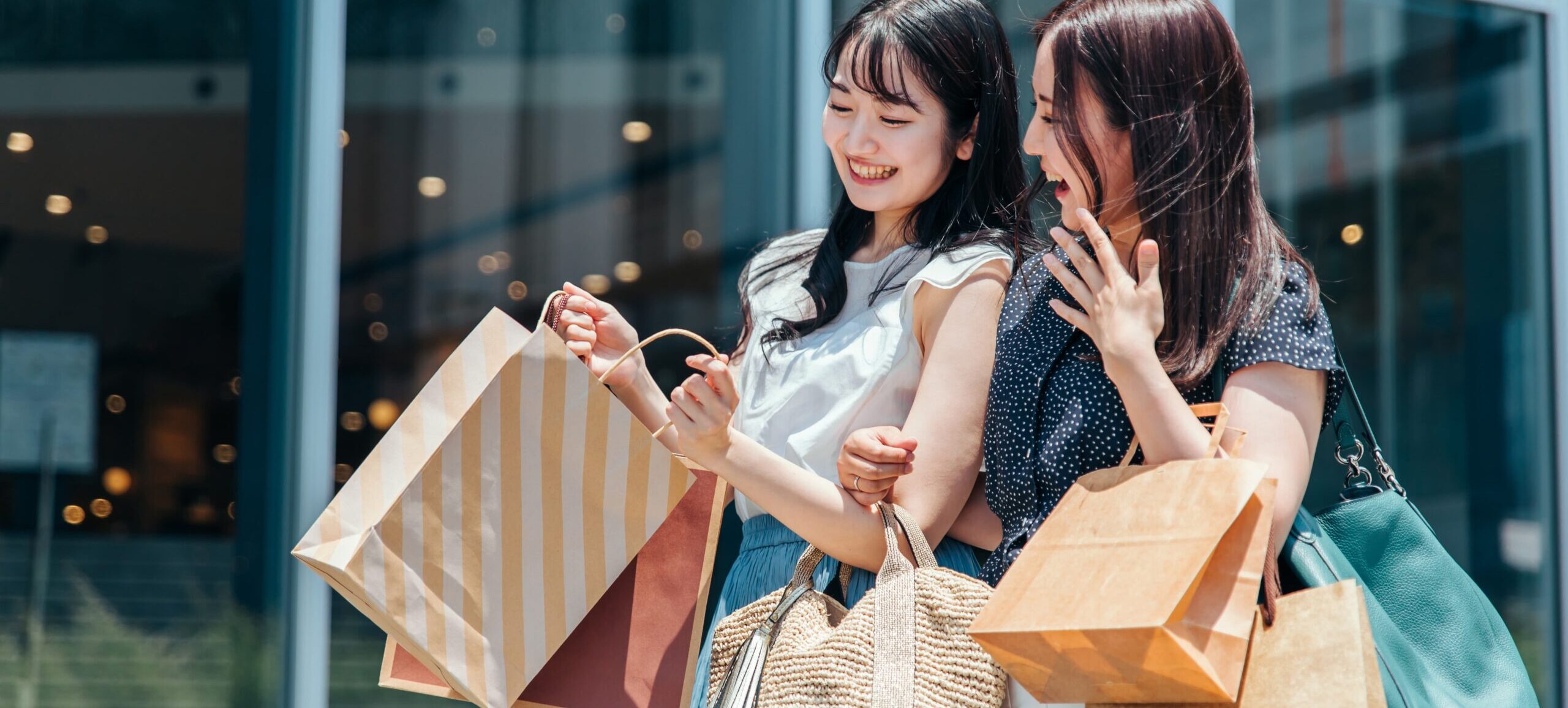 ワールド オンライン ストアのファッション通販利用ガイド画面と、ブランド検索・支払方法・配送や返品条件の比較ポイントを示すイメージ