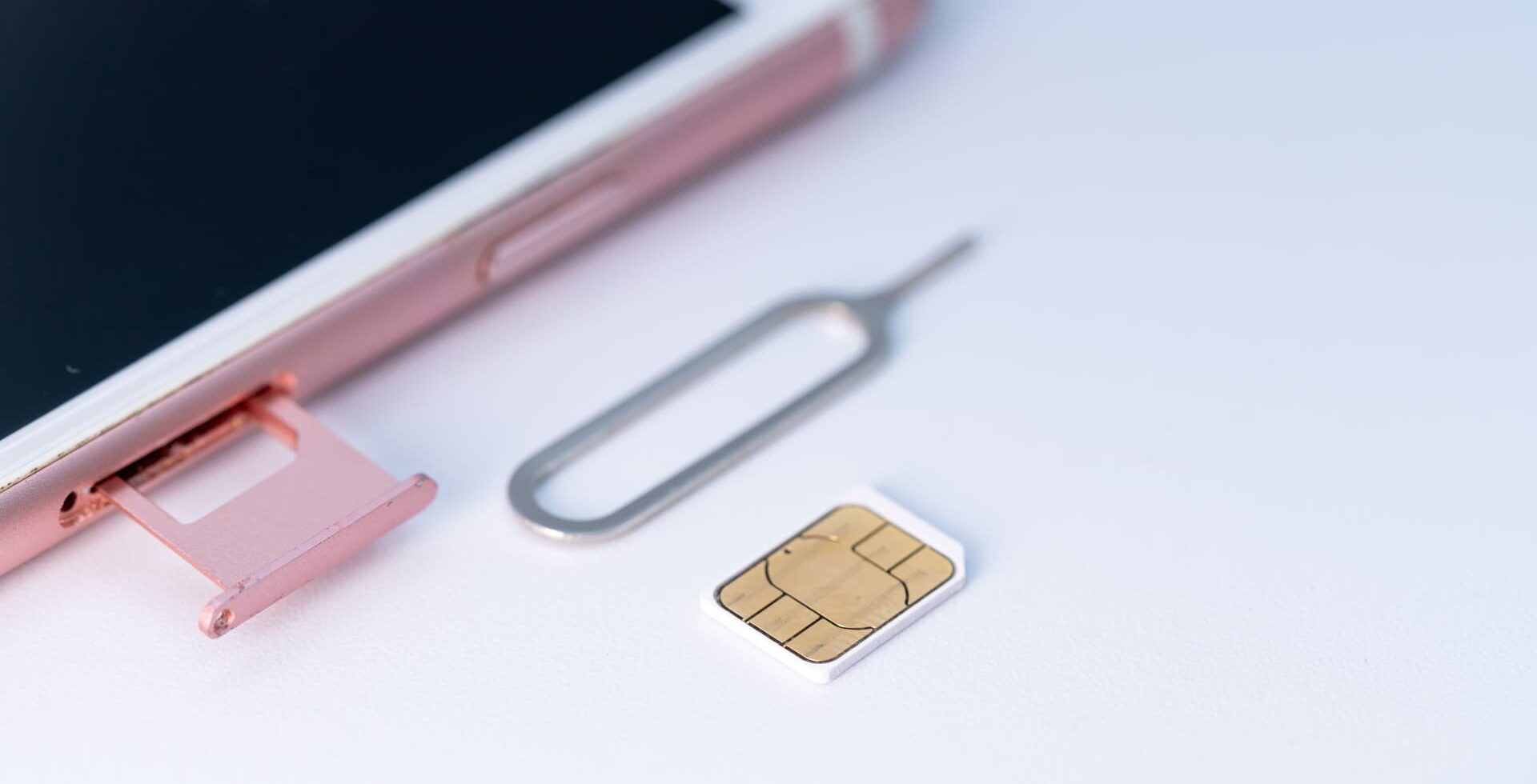 ahamoを格安SIMとして検討する人向けに、料金プランや特徴を比較しながら整理しているイメージ