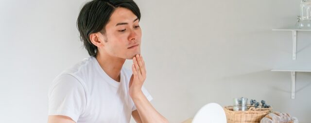 メンズリゼの医療脱毛について、料金や通院ペースを確認しながら検討している男性のイメージ