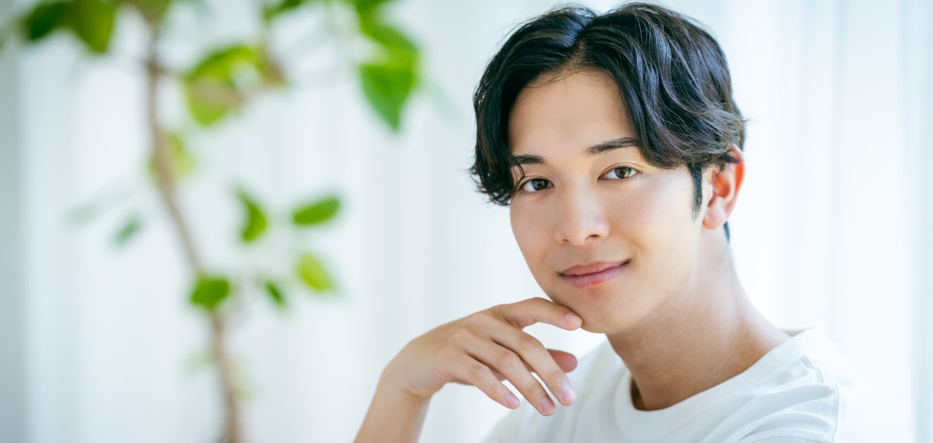 ゴリラクリニックの脱毛を検討する男性がヒゲ脱毛や医療脱毛の内容を確認しているイメージ